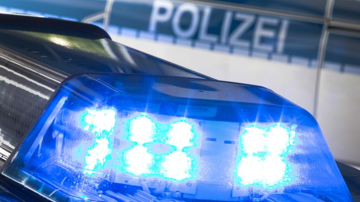 Symbolbild: Polizeiwagen mit Blaulicht (Quelle: dpa/Friso Gentsch)