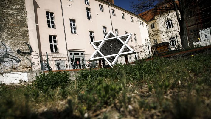 Ein Davidsstern steht auf dem mit einem Bauzaun abgesperrte Platz an der Ecke Schloßstraße/Friedrich-Ebert-Straße in Potsdam. (Quelle: dpa/Carsten Koall)