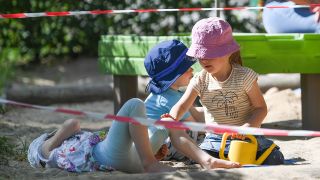 Kinder spielen auf dem Spielplatz einer Kita. (Quelle: dpa/Arne Dedert)