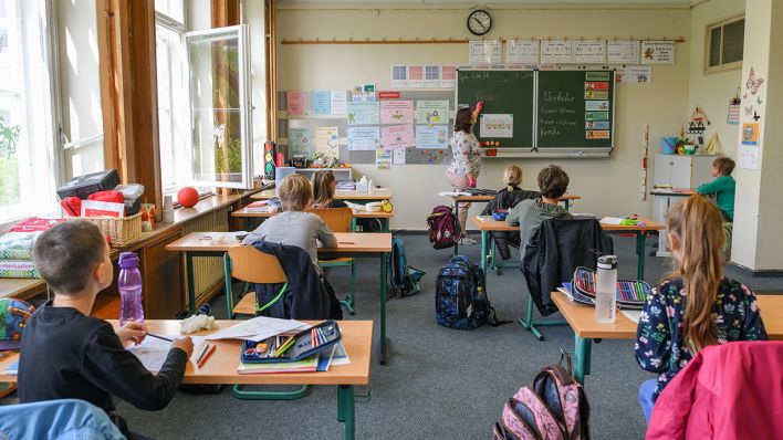 Symbolbild: Schulkinder in einem Klassenraum einer Grundschule (Quelle: dpa/Patrick Pleul)