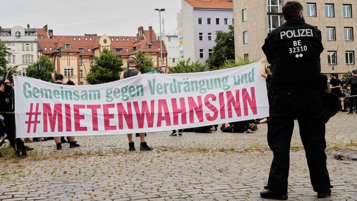 Demonstranten halten am 28.06.2020 ein Transparent mit der Aufschrift "Gemeinsam gegen Verdrängung und Mietenwahnsinn" vor dem Dragoner-Areal in Berlin-Kreuzberg. (Quelle: dpa/Annette Riedl)