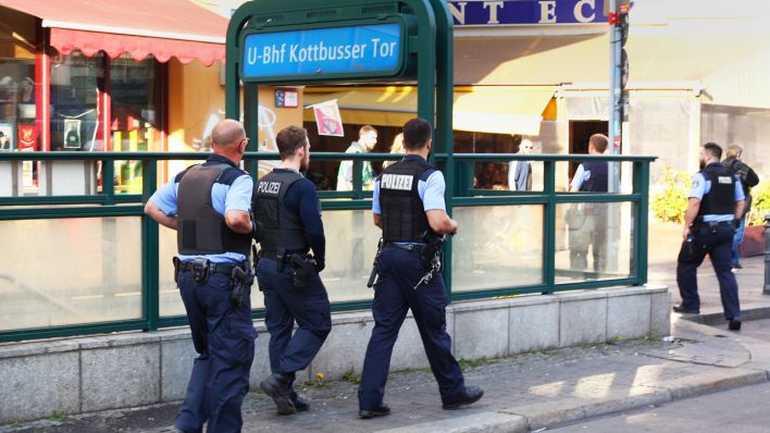 Polizisten bei einem Einsatz vor dem Eingang zur U-Bahnstation am Kottbusser Tor. (Quelle: dpa/Wolfram Steinberg)