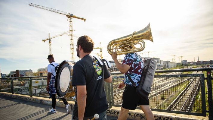 Symbolbild: Musiker tragen ihre Instrumente über die Warschauer Brücke in Berlin. (Quelle: dpa/Gregor Fischer)