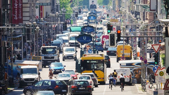 22.06.2020, Berlin: Autos, Busse, Lastwagen, Radfahrer und Fußgänger teilen sich die Friedrichstraße am Checkpoint Charlie zur Mittagszeit. (Quelle: dpa/Riedl)