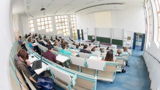 Archivbild: StudentInnen lernen in Berlin, im Hörsaal am Institut für Mathematik, an der Freien Universität. (Quelle: dpa/K. Krämer)