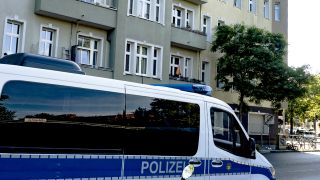 16.06.2020, Berlin: Ein Polizeifahrzeug steht vor einem Wohnhaus an der Harzer Straße in Neukölln, das unter Quarantäne gestellt wurde. (Quelle: dpa/Zinken)