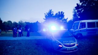 Polizeifahrzeuge stehen nachts am 21.06.2020 im Volkspark Hasenheide und lösen eine illegale Party auf. (Quelle: dpa/C. Soeder)