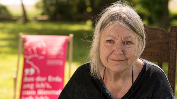 Die deutsche Schriftstellerin Helga Schubert sitzt während der <<44. Tage der deutschsprachigen Literatur>> in einem Garten. Sie hat am Sonntag, 21. Juni 2020 den renommierten Bachmannpreis gewonnen. (Quelle: dpa/ORF)