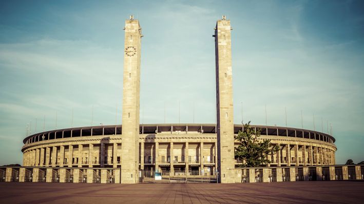 Der Parkplatz am Berliner Olympiastadion wird zum Kino (Quelle: imago images/Westend61).