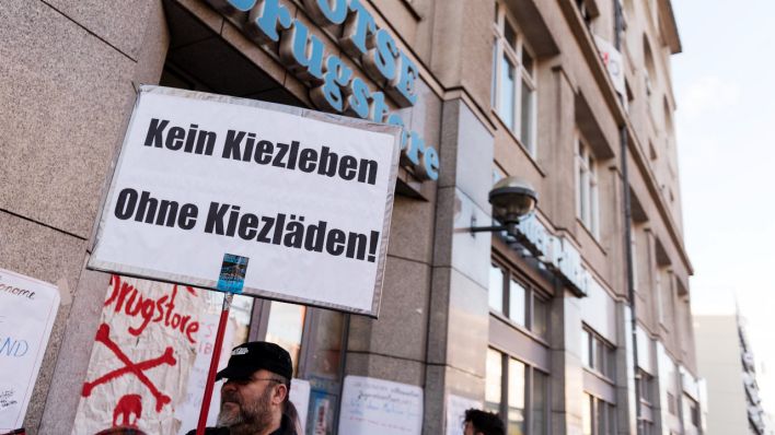 Kein Kiezleben ohne Kietzlaeden steht auf dem Schild eines Demonstranten waehrend der Kundgebung vor dem besetzten Jugendclub Potse und Drugstore. (Quelle: imago images/Markus Heine)