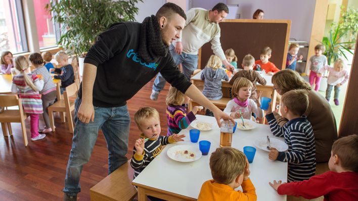 Symbolbild: Erzieher in einer Brandenburger Kita betreuen Kinder beim Mittagessen. (Quelle: dpa/P. Pleul)