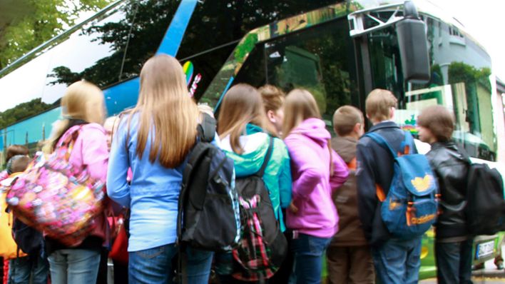 Symbolbild: Ein Reisebus zur Klassenfahrt (Quelle: dpa/Weihrauch)