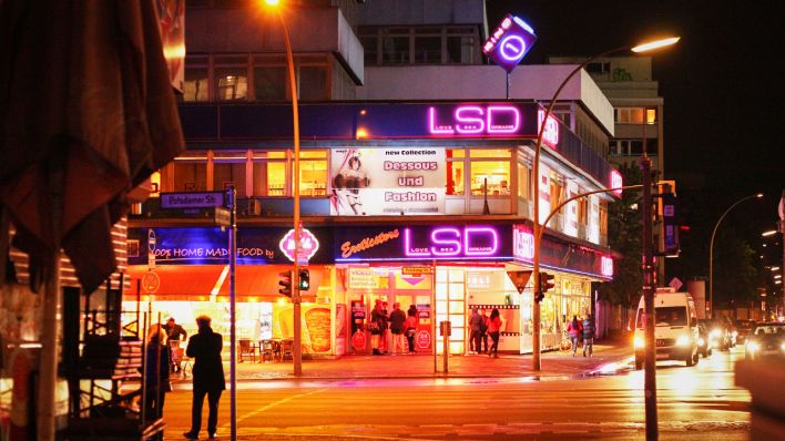 11.05.2019, Berlin. Prostituierte stehen nachts am Erotik-Store "LSD" und auf dem Straßenstrich an der Kurfürstenstraße im Stadtteil Schöneberg. (Quelle: dpa/Steinberg)