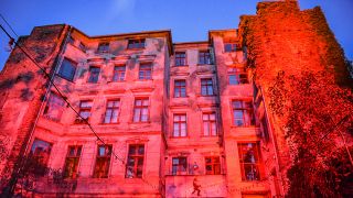 22.06.2020, Berlin: Clärchens Ballhaus wird im Rahmen der Aktion «Night of Light» rot beleuchtet. (Quelle: dpa/Braun)