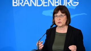 Ursula Nonnemacher (Bündnis 90/Die Grünen), Gesundheitsministerin von Brandenburg bei einer Pressekonferenz. (Quelle: dpa/S. Stache)
