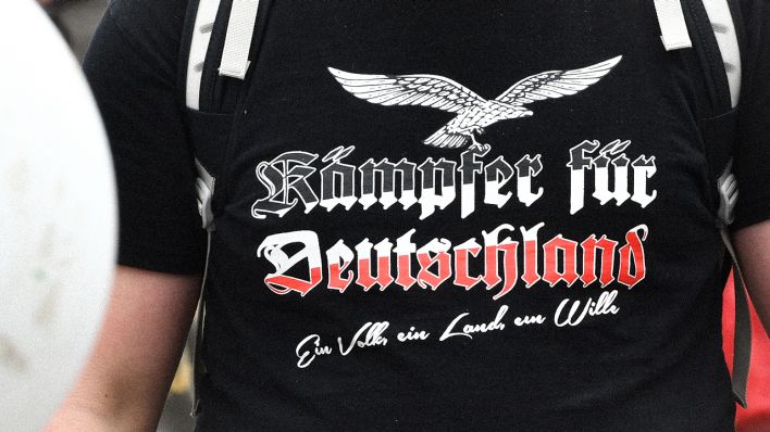 Berlin: "Kämpfer für Deutschland" steht auf dem T-Shirt eines Teilnehmers an einer Demonstration von rechten Organisationen und Gruppierungen. (Quelle: dpa/Zinken)