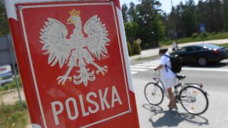 Symbolbild: Eine Pendlerin überquert auf dem Weg zur Arbeit die deutsch-polnische die polnische Grenze. (Quelle: dpa/S. Sauer)