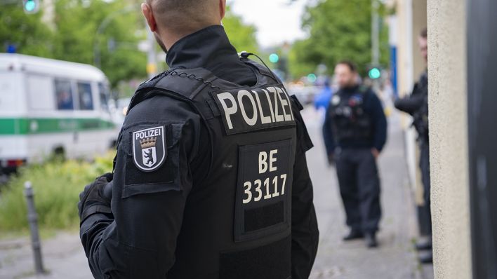 Symbolbild: Polizeibeamte bei einem Einsatz in Berlin. (dpa/P. Zinken)