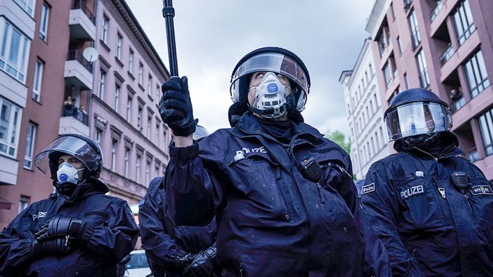 Berlin: Ein Polizist filmt mit einer Kamera. (Quelle: dpa/Kappeler)