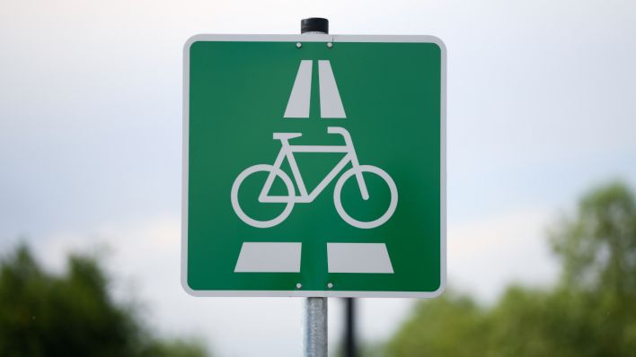 Ein Verkehrsschild weist einen Radschnellweg aus. (Quelle: dpa/Arne Dedert)