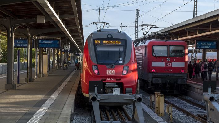 Archivbild: Zwei Zuege des Regionalexpress stehen abfahrtbereit auf dem Bahnhof Stralsund (Landkreis Vorpommern-Ruegen). (Quelle: dpa/J. Koehler)
