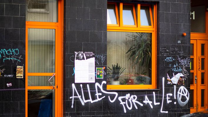 Graffiti und Plakate in der Rigaer Straße (Quelle: imago-images/Grosse)