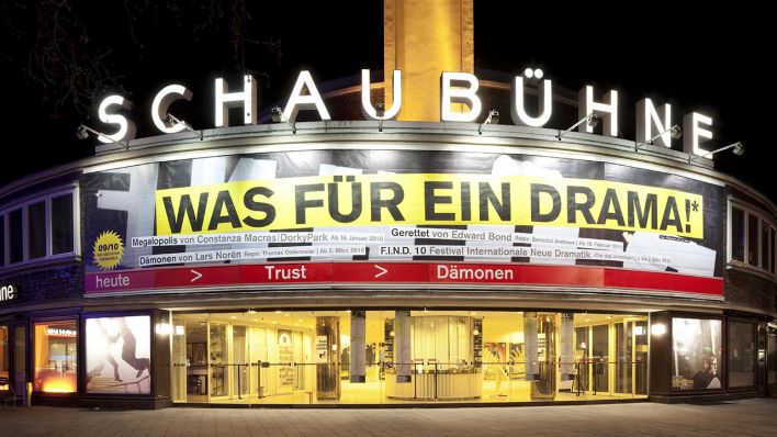 Symbolbild: Die Schaubühne an Kurfürstendamm in Berlin Charlottenburg trägt den Banner <<Was für ein Drama>>. (Quelle: dpa/T. Robbin)