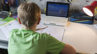 Ein Junge sitzt an seinem Schreibtisch und erledigt seine Mathe-Aufgaben im Homeschooling (Quelle: dpa/HMB Media)
