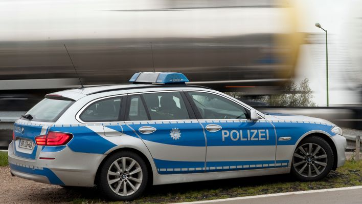Symbolbild: Ein Polizeiwagen der Brandenburger Polizei im Einsatz. (Quelle: dpa/K. Gabbert)