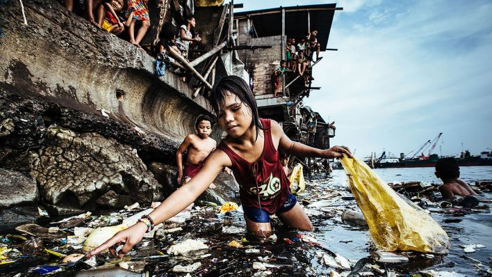 Das erstplatzierte Foto des internationalen Foto-Wettbewerbs «Unicef-Foto des Jahres 2019» des Fotografen Hartmut Schwarbach Argus zeigt Kinder im Stadtteil Tondo am Hafen, die Plastikflaschen aus der verdreckten Bucht sammeln, um sie bei einem Müll-Recycler zu verkaufen. (Quelle: dpa/H. Schwarzbach)