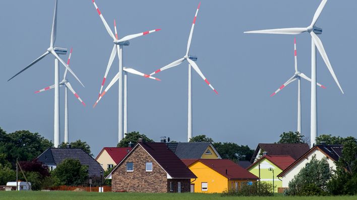Symbolbild: Dicht stehen die Windräder eines Windenergieparks an Einfamilienhäusern nahe Nauen (Brandenburg). (Quelle: dpa/P. Pleul)
