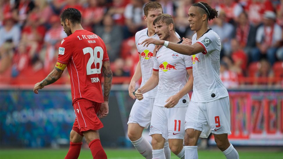 Leipzigs Spieler (r.) jubeln über den Sieg gegen Union am 1. Spieltag. Quelle: imago images/Camera 4
