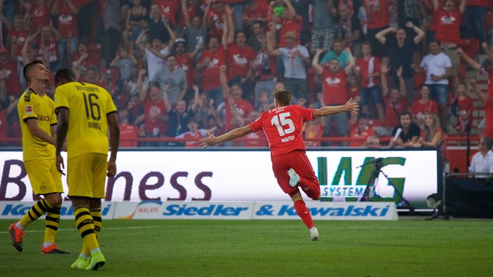 Marius Bülter jubelt im Spiel gegen den BVB. Quelle: imago images/Camera 4