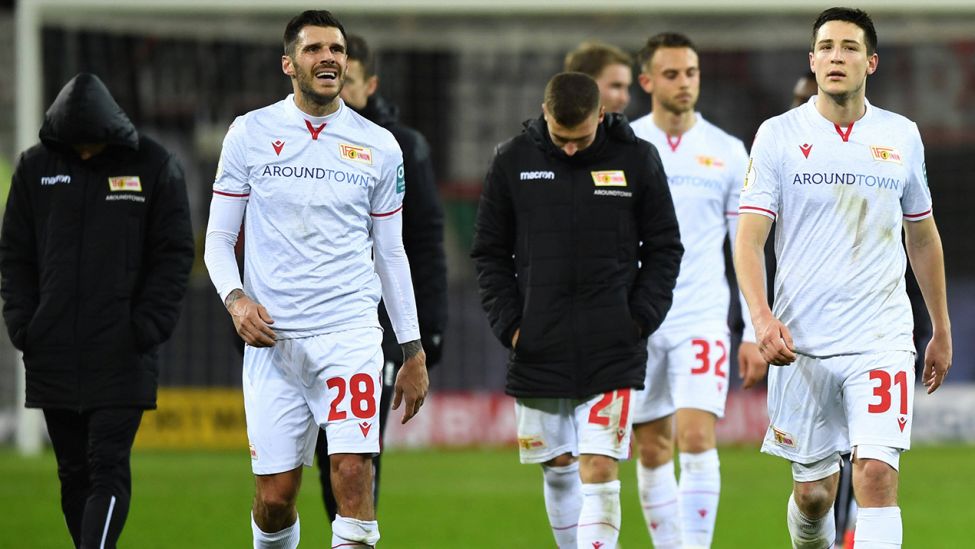 Unions Spieler enttäuscht über das Pokal-Aus in Leverkusen. Quelle: imago images/Matthias Koch