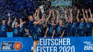 Niels Giffey (vorne), Kapitän von Alba Berlin, streckt den Pokal nach dem Gewinn der deutschen Meisterschaft am 28.06.20 in München in die Höhe (Quelle: imago images / BBL-Foto).