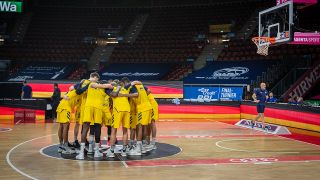 Alba Berlins Basketballteam kommt vor dem Final-Hinspiel um die deutsche Meisterschaft am 26.06.20 in München gegen Ludwigsburg zusmamen (Quelle: imago images / BBL-Foto).