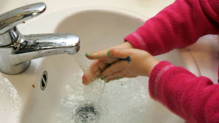 Ein Kind wäscht sich in einer Kita die Hände (Quelle: imago images/Wilhelm Mierendorf)