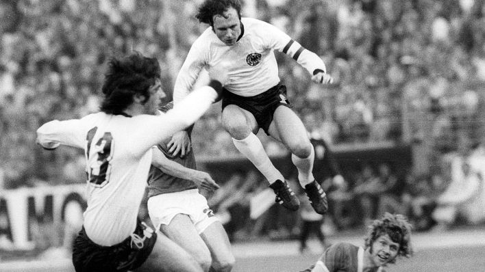Franz Beckenbauer (BR Deutschland, Mitte) setzt sich am 22.06.1974 gegen Konrad Weise (DDR, re.) durch, daneben Gerd Müller (BR Deutschland). (Quelle: imago images)