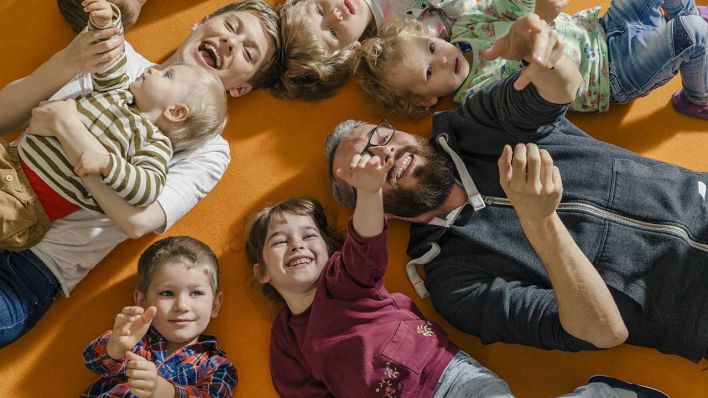 Kinder und Erzieher im Kindergarten (Bild: imago images/Mareen Fischinger)