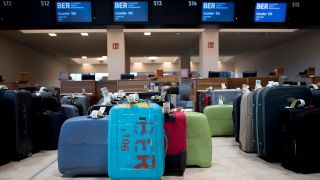 Archiv - Gepäck steht am 25.11.2019 zum Test vor einem Check-in-Desk im Terminal 2 des Flughafen BER (Bild: imago images/Stefan Boness)