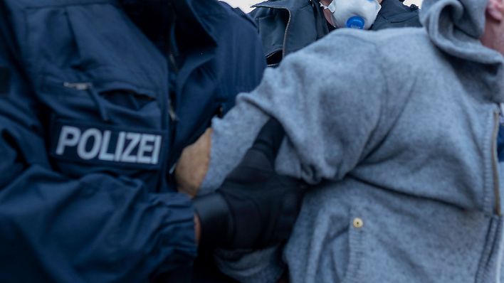 Symbolbild: Ein Mann wird von der Berliner Polizei festgenommen. (Quelle: imago images)