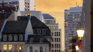 Blick auf unterschiedliche Fassaden in Berlin bei Sonnenuntergang (Bild: imago-images/Sabine Gudath)