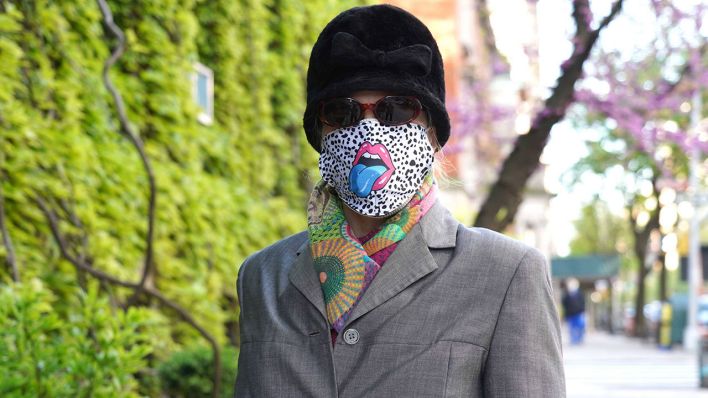 Eine Frau in New York mit einer modischen Maske (Quelle: imago images/Sonia Moskowitz).