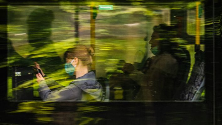 Symbolbild - Fahrgäste sitzen am 19.05.2020 mit Mund-Nasen-Schutz in einem Bus der BVG (Bild: imago-images/Stefan Zeitz)