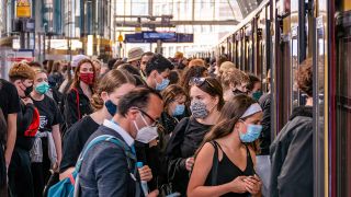 Viele Passagiere steigen mit Schutzmasken in die S-Bahn am Alexanderplatz in Berlin Mitte. (Quelle: imago images/S. Zeitz)