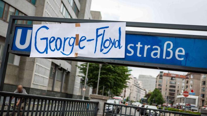 Archivbild: Aus der Mohrenstraße wird die George-Floyd-Straße. Aktivisten haben den Eingang zum U-Bahnhof Mohrenstraße mit einem Plakat überklebt mit der Aufschrift George-Floyd. (Quelle: imago images/A. Friedrichs)