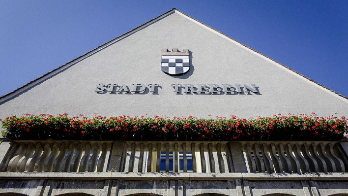 30.07.2017, Trebbin, Brandenburg, Wappen am Rathaus von Trebbin (Quelle: imago-images/Steinach)