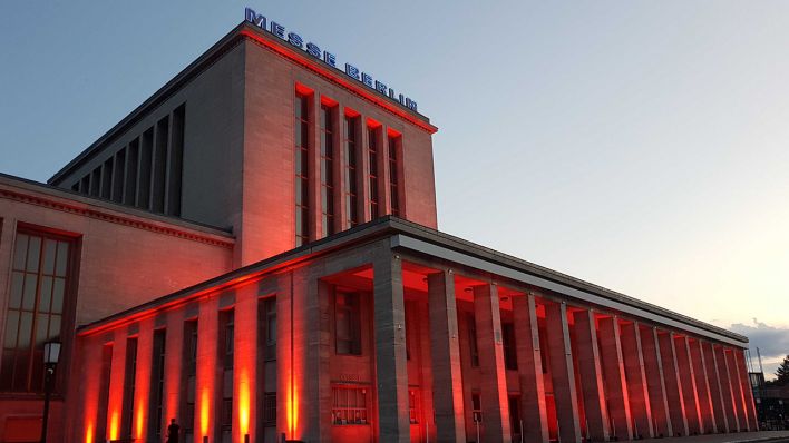 Auch das Berliner Messegelände ist rot erleuchtet (Quelle: rbb/Steinberg)..
