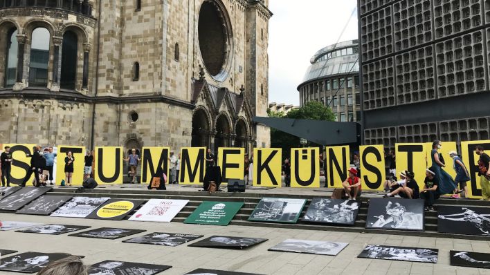 "Stumme Künstler" ein Teil der Großdemonstration "Ohne uns ist STILLE" (Quelle: rbb/Oliver Kranz)