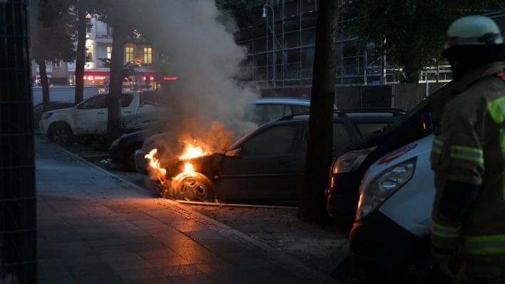 Gegen 4 Uhr brannte in der Schönstedtstraße am Rathaus Neukölln ein Opel Kombi.